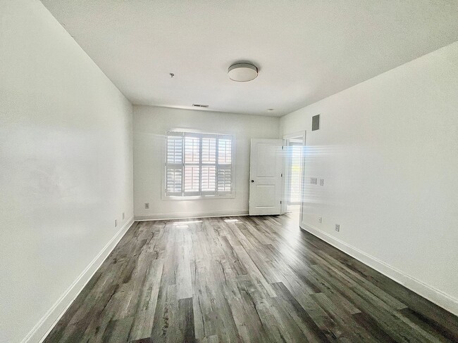 Building Photo - Mayfaire Townview 3rd floor 2BR unit with ...
