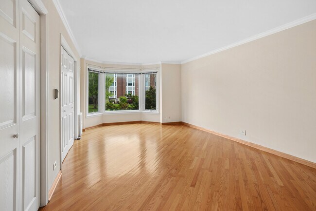 Building Photo - 400 Ascot Dr