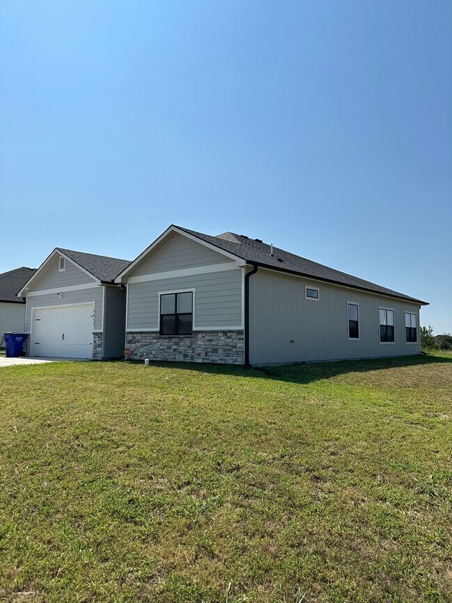 Building Photo - Gorgeous New Build!