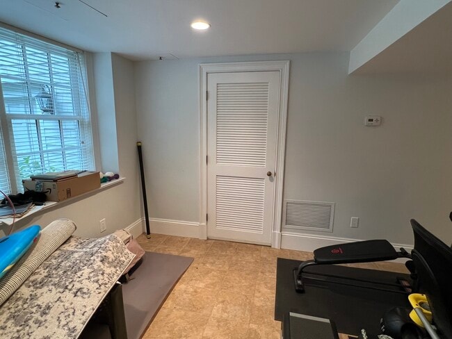 Building Photo - 120 Merwins Ln