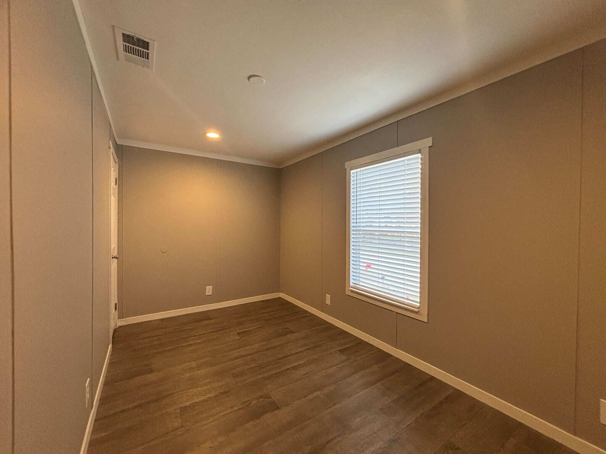 Building Photo - 116 E Semands St