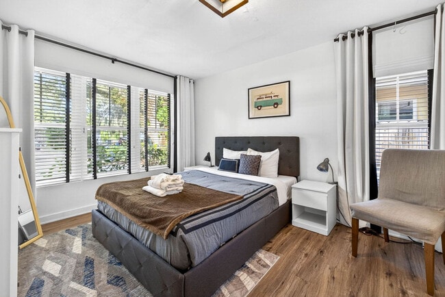 Building Photo - 1317 E Diana St