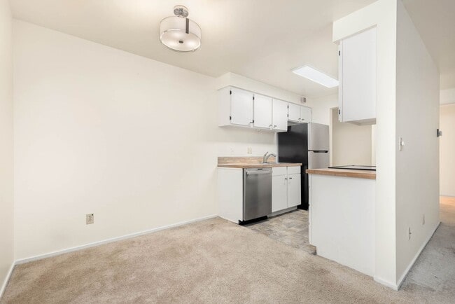 Building Photo - 1 Bedroom 1 Bath Condo in Kirkland! Lock in this great price before the New-Year!