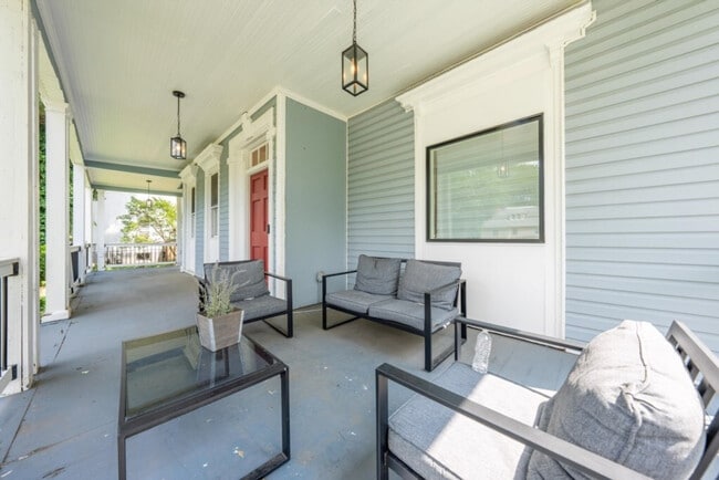 Building Photo - 139 W 4th Ave