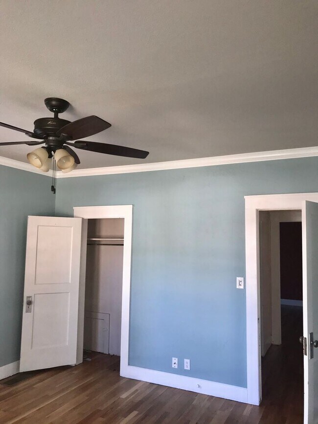 Building Photo - 4 Bedroom, 2 Bath in Sunset Terrace!