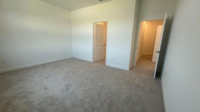 Building Photo - 553 Rivergrass St