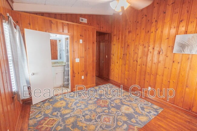 Building Photo - 4718 Seaview St