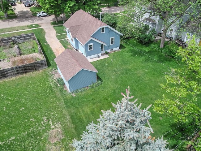 Building Photo - 3 Bedroom / 1 Bath Home with Washer/Dryer ...