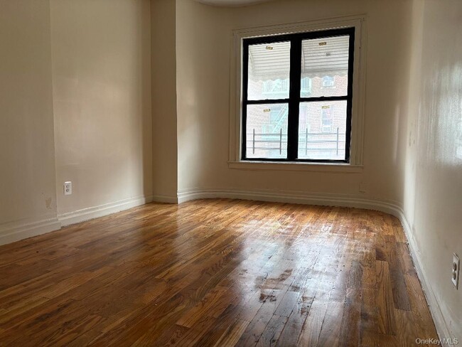 Building Photo - 342 E 194th St