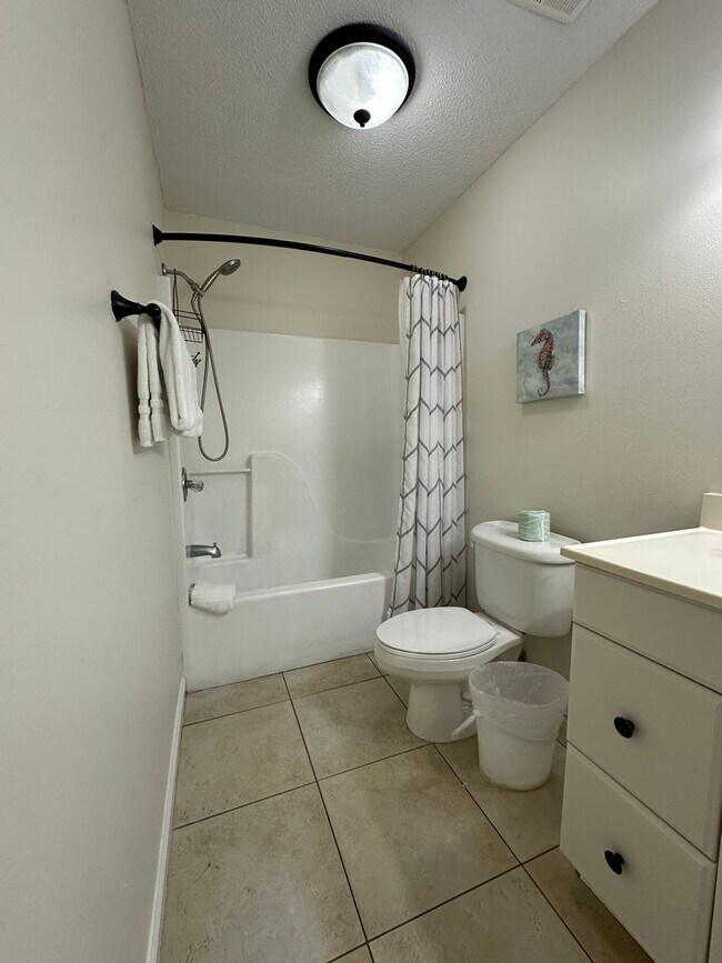 Building Photo - Furnished Townhome within walking distance...