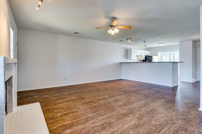 Building Photo - River Crossing Townhome - Downtown - Airpo...