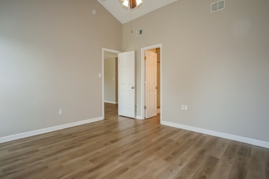 Building Photo - 8169 Manhatten Dr