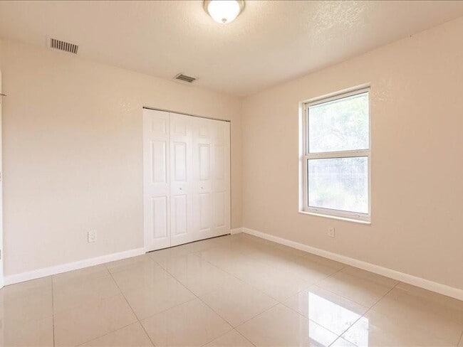 Building Photo - 5201 NW 17th Ct