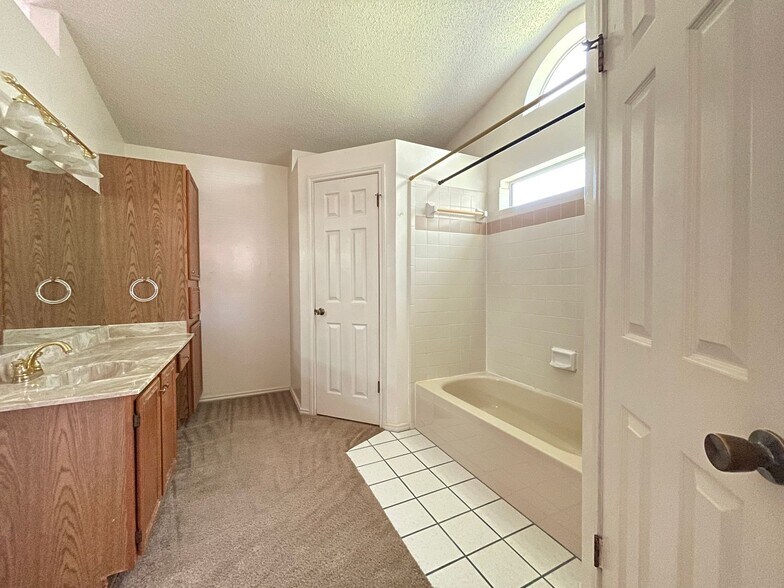 Building Photo - 4714 Mesa Dr
