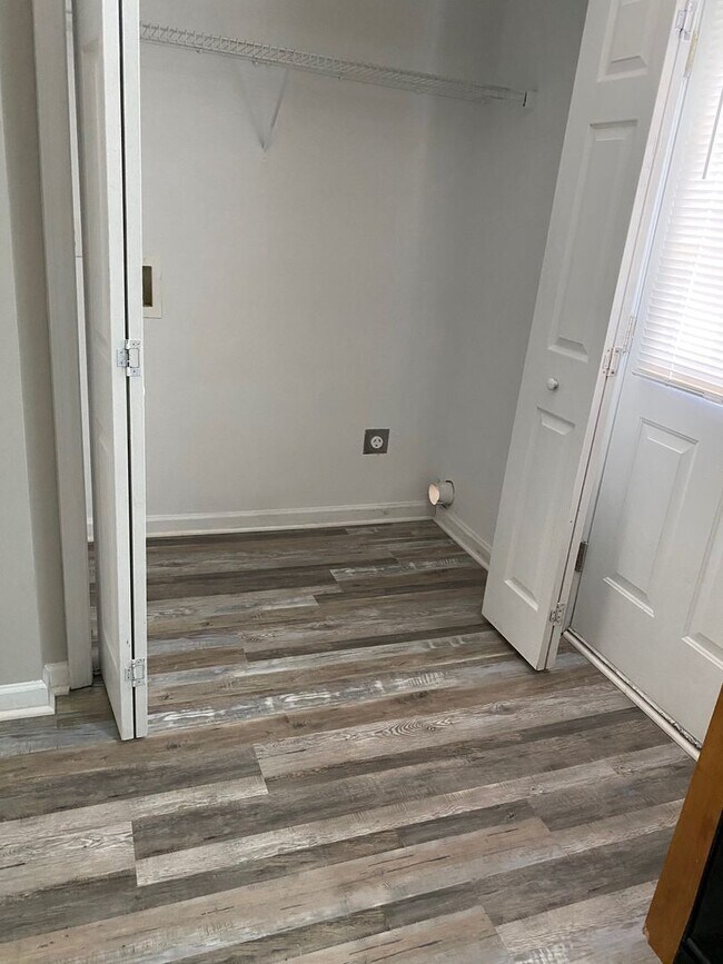 Building Photo - Great 2 bedroom townhome community located...