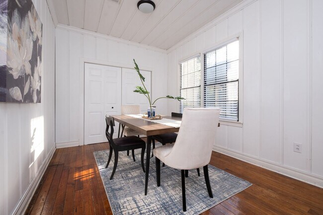 Building Photo - Updated 3-Bedroom Home with Fully Equipped Kitchen & Washer/Dryer in Great Neighborhood!