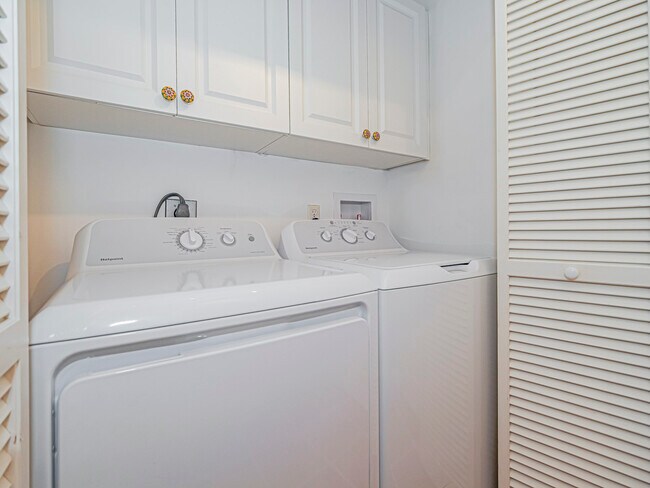 Building Photo - 8367 Baytree Dr