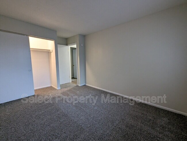 Building Photo - 924 E Washington Center Rd