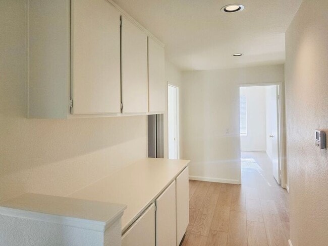 Building Photo - 2275 Hawthorne Pl