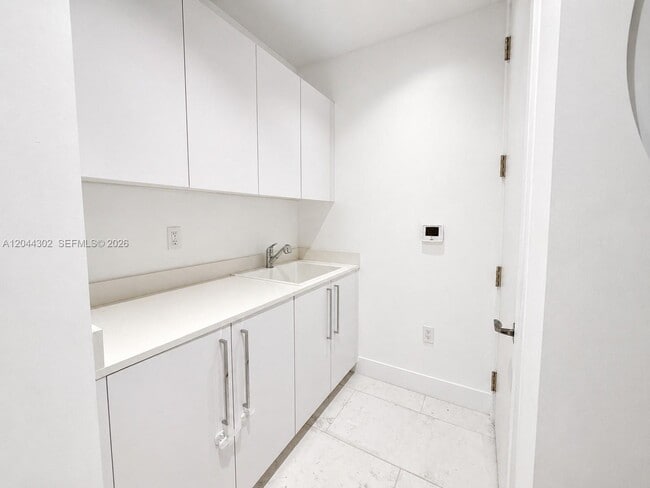 Building Photo - 15701 Collins Ave