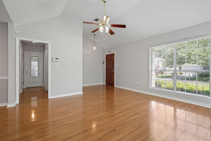 Building Photo - 102 Woods Dr