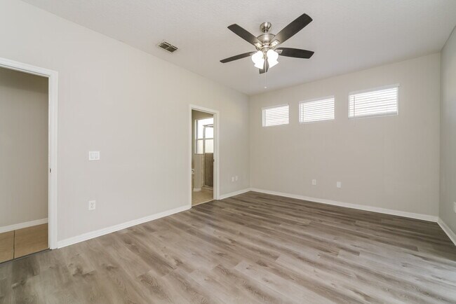 Building Photo - 2041 The Oaks Blvd