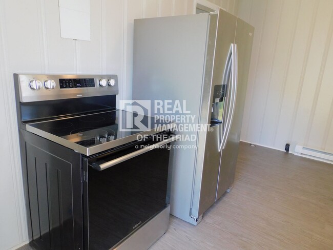 Building Photo - Available Now - 2 Bedroom/ 1 Bathroom Home...