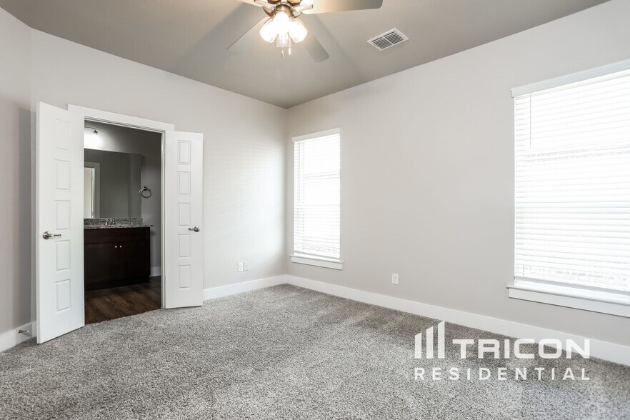 Building Photo - 10301 Ft Teran Trl