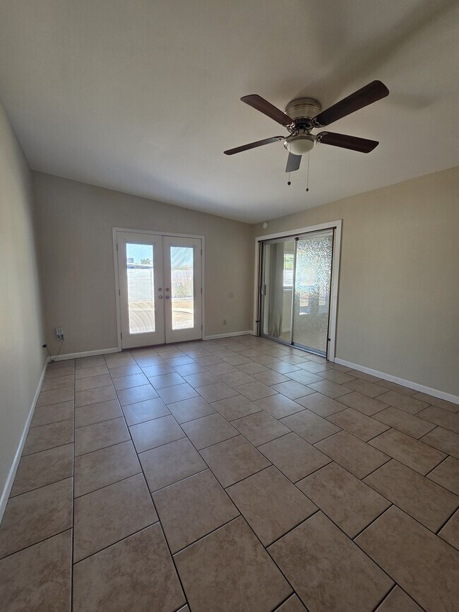 Building Photo - 4 Bedroom 2 bath in Tempe