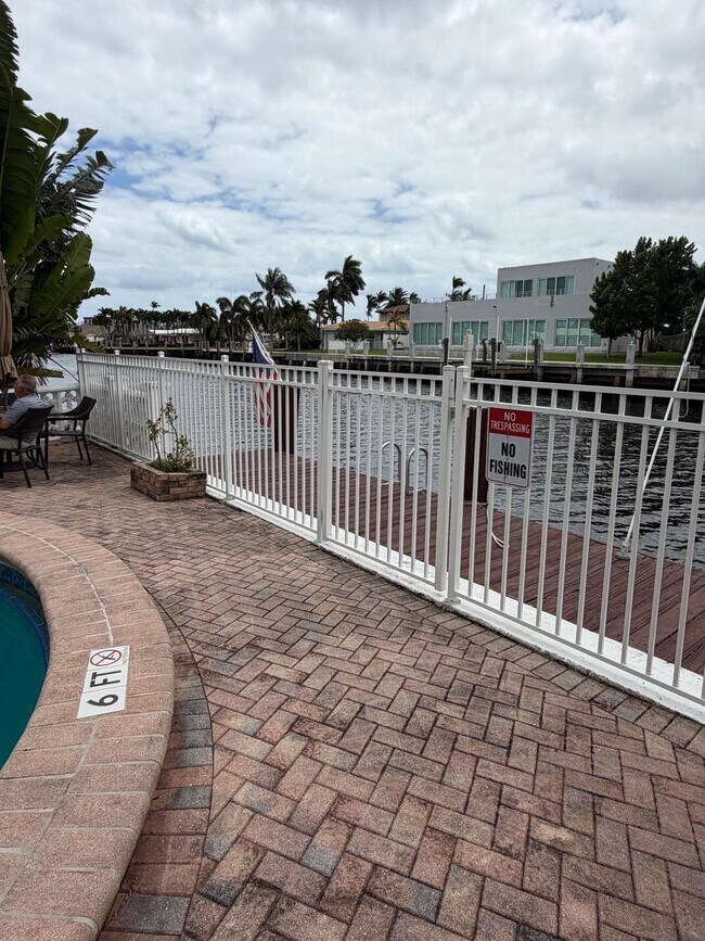 Building Photo - 1100 Pine Dr