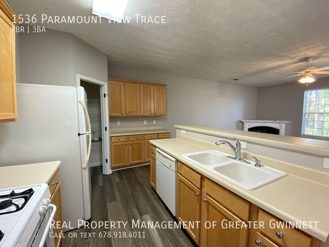 Building Photo - Charming End Townhome in a Great Location!