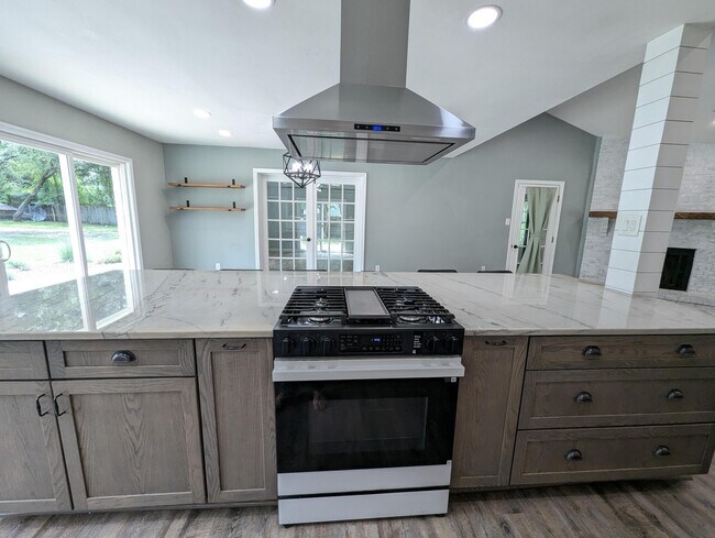 Building Photo - 8717 Sand Pine Dr
