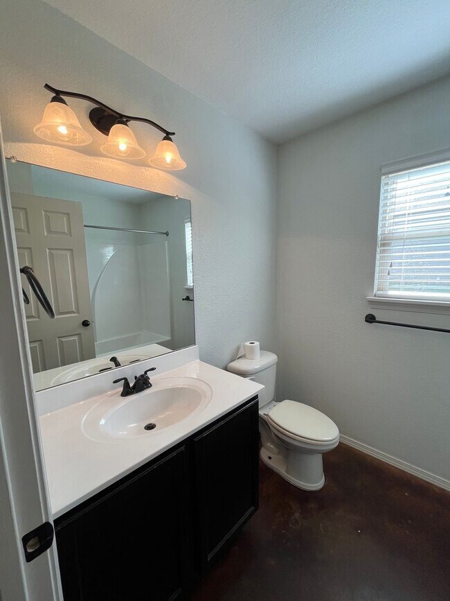 Building Photo - New Listing!