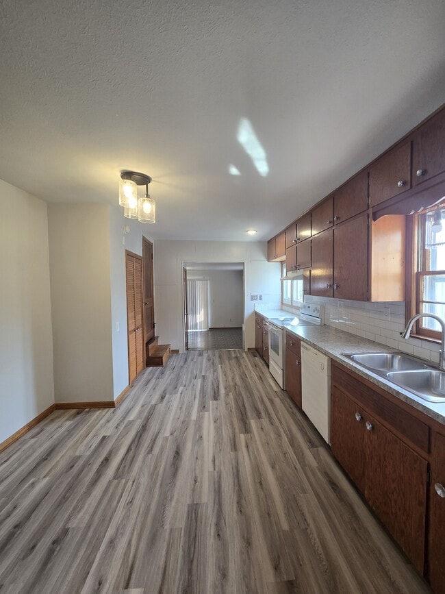 Building Photo - 526 N Martinson Ave