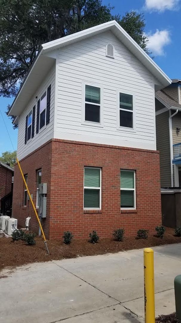 Building Photo - BEAUTIFUL STUDIO NEAR SORORITY ROW!!