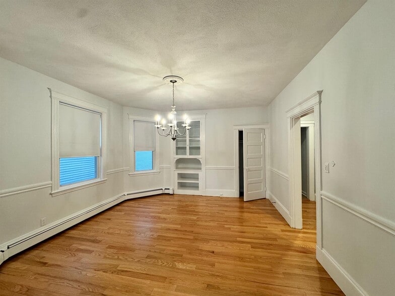 Building Photo - 136 Sharon St