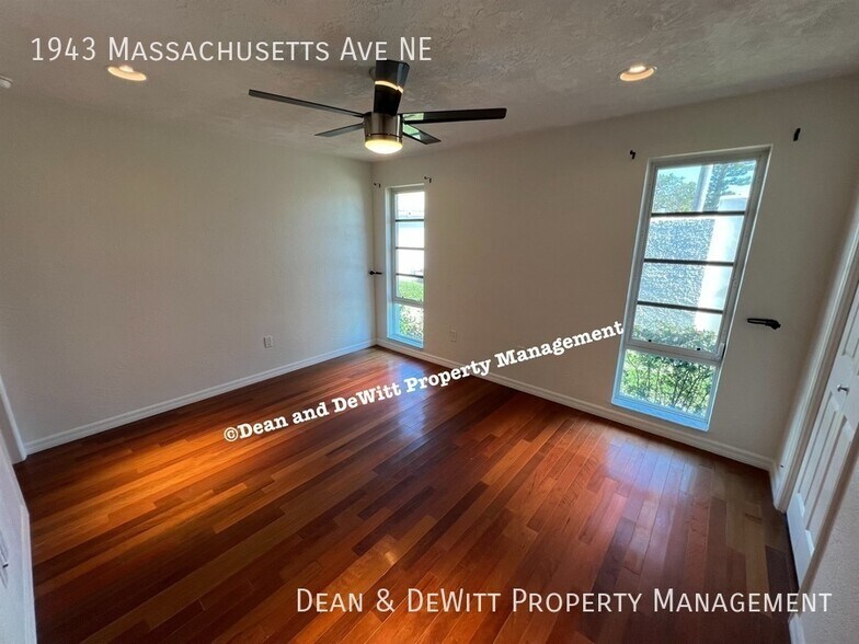 Building Photo - 4 Bed/3 Bath