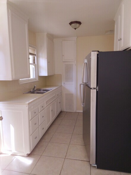 Kitchen - 1309 N Screenland Dr