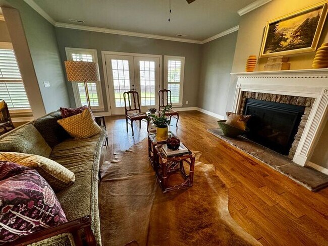 Building Photo - Spacious and luxurious with bonus room