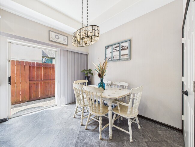 Building Photo - 203 Las Brisas St