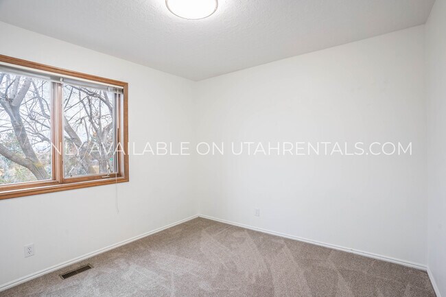 Building Photo - 1160 E 40 N St