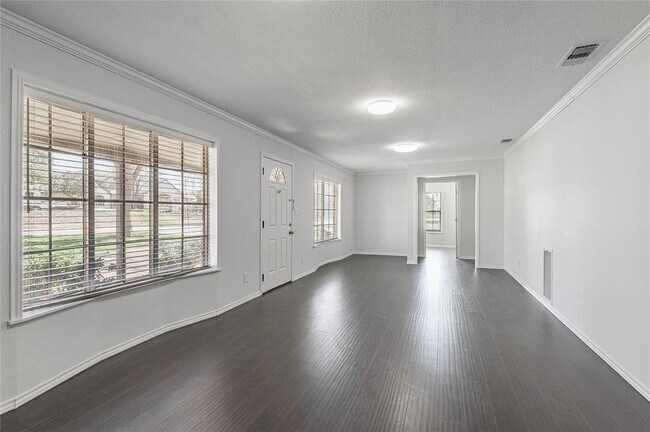 Building Photo - 2800 Lake Rd