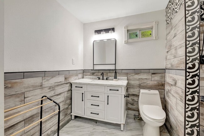 Building Photo - Updated Greenville Home