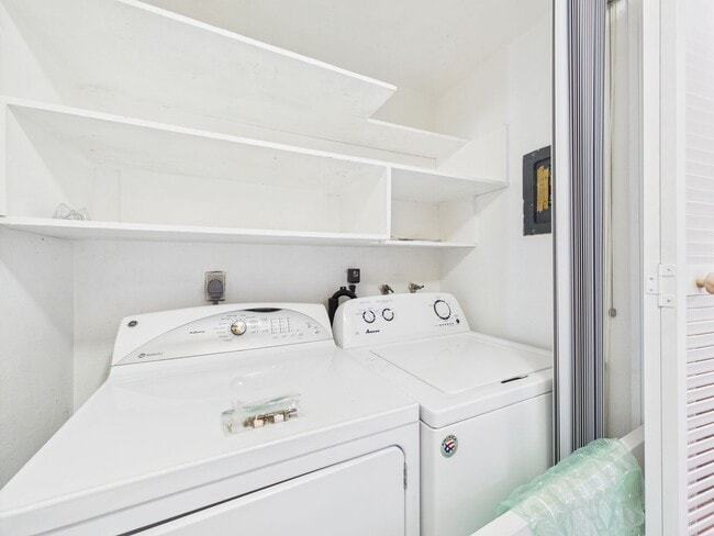 Building Photo - Spacious 2 bedroom condo available in Nort...