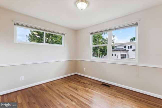 Building Photo - 6916 Southridge Dr