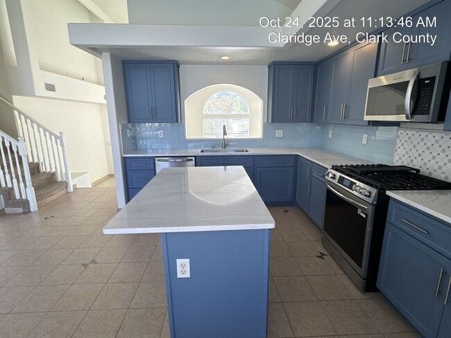 Building Photo - Tri-Level Home with Pool & Spa in Henderso...