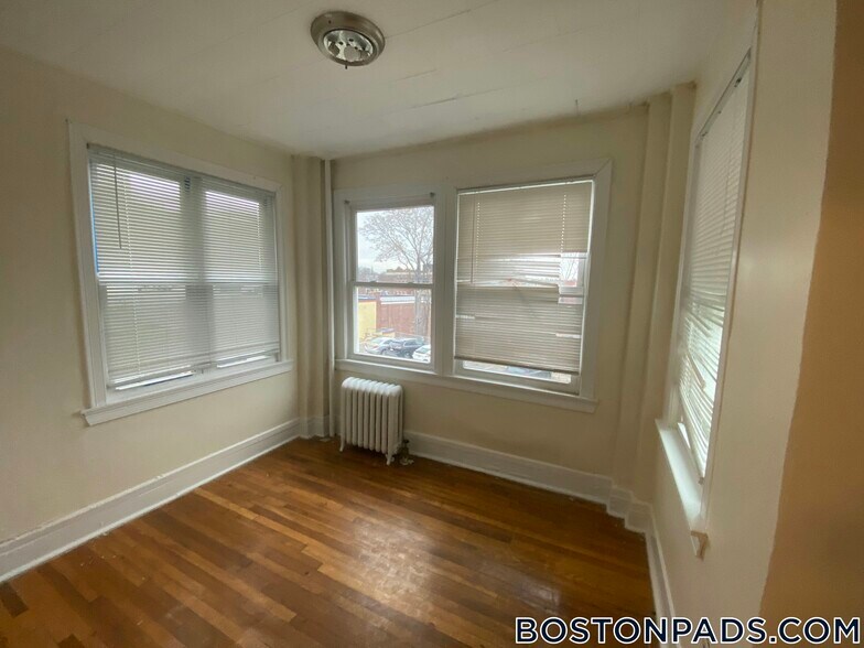 Building Photo - 244 Kelton St