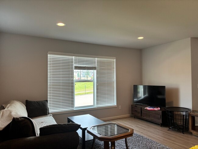 Building Photo - 631 Hillcrest Dr