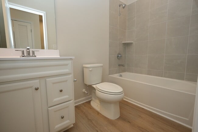 Building Photo - A large spacious home in Arbor St!