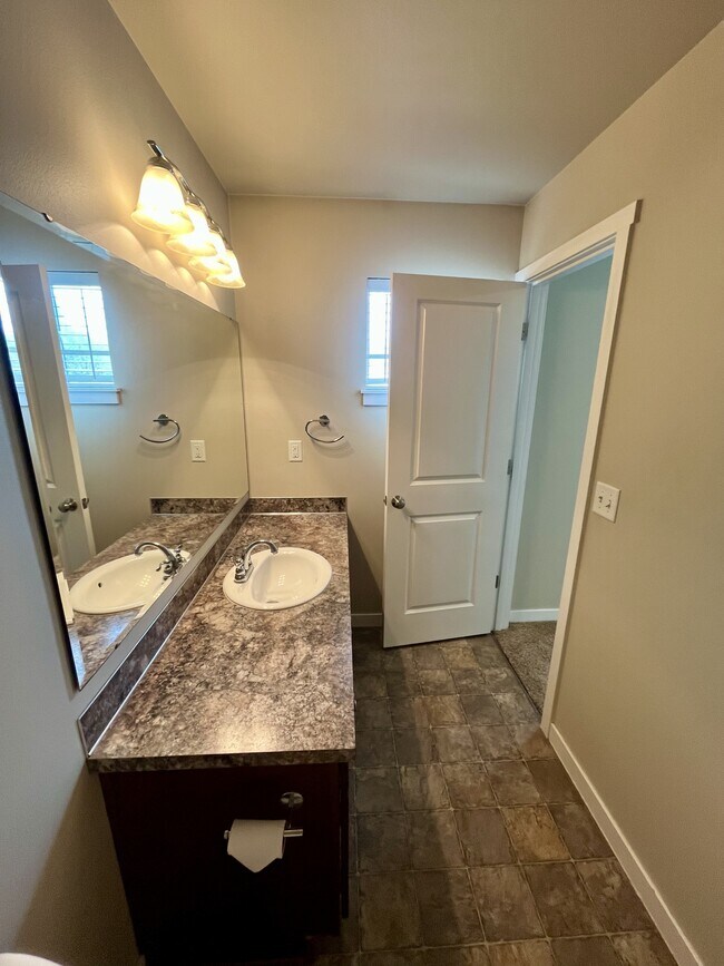 Building Photo - 1032 Cherry St